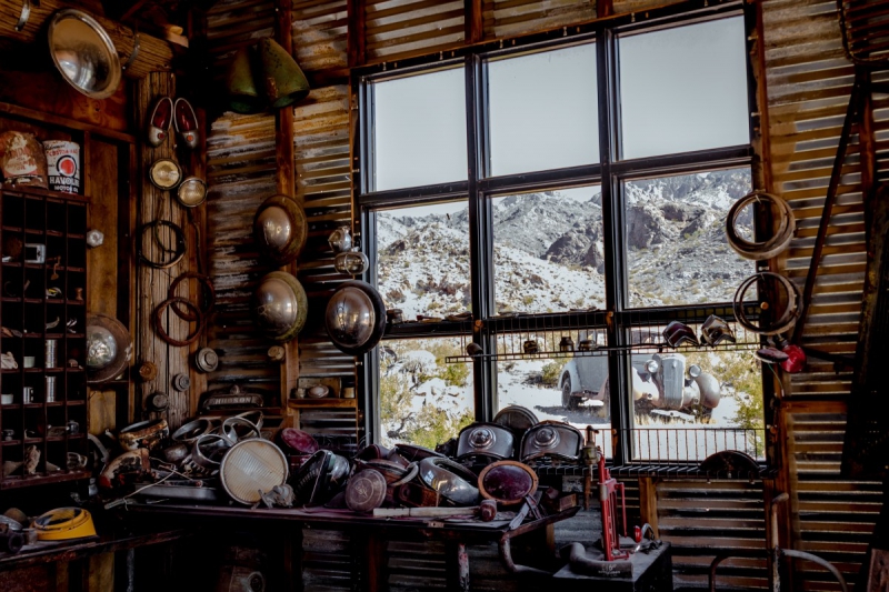 boutique-SOLLIES VILLE-min_shop_window_part_junk_abandoned-138873